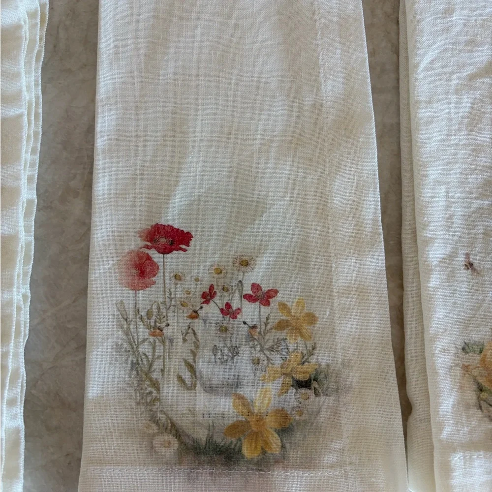 Pottery Barn “Hilltop Garden” Napkins, Set of 4, Like New
